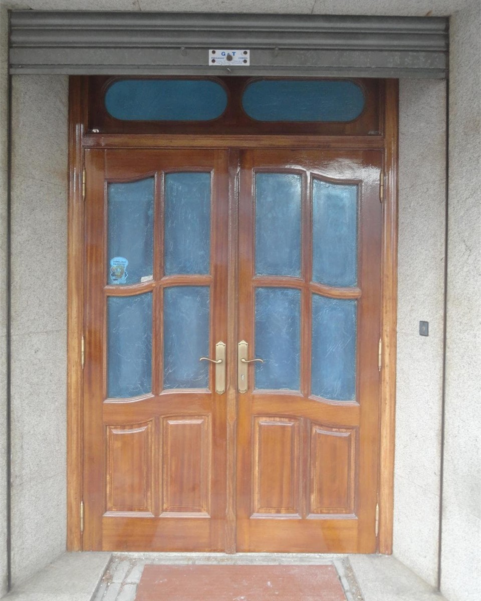   Barnizado de puerta exterior