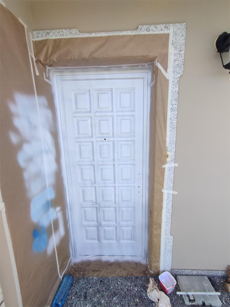 Foto 1 ES 024 puerta exterior.