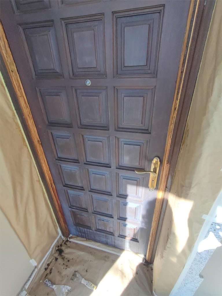 Foto 3 ES 024 puerta exterior.